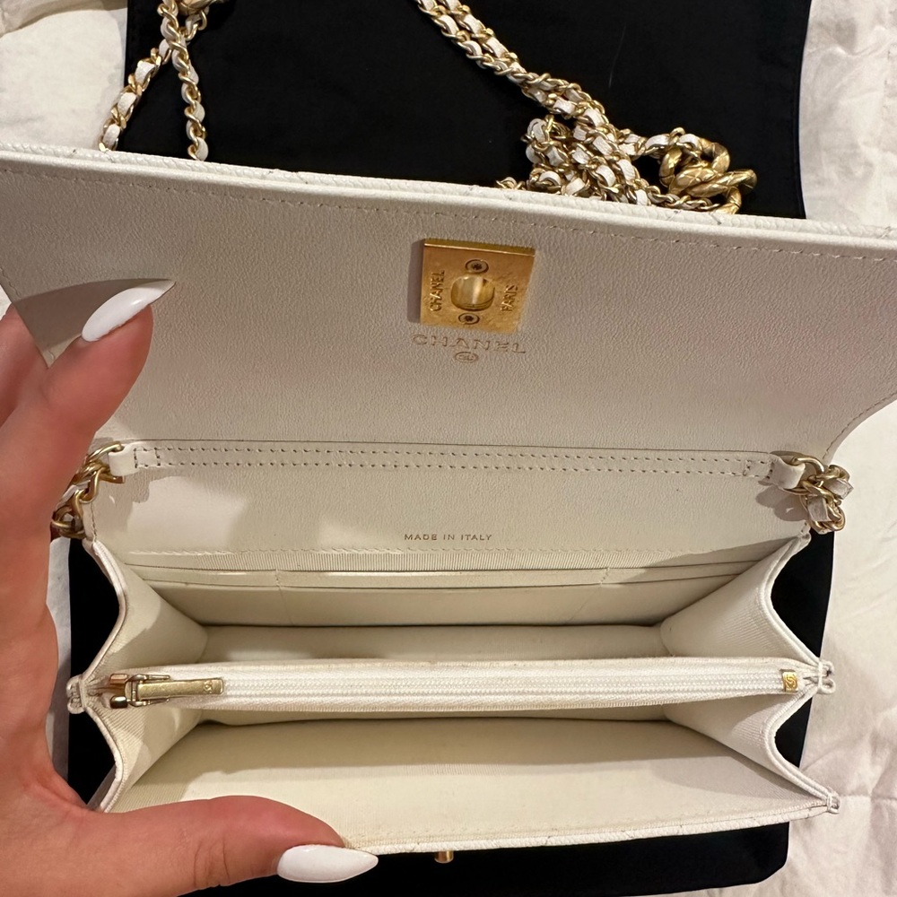 CHANEL White Quilted Clutch with Gold Chain - Picture 7 of 11